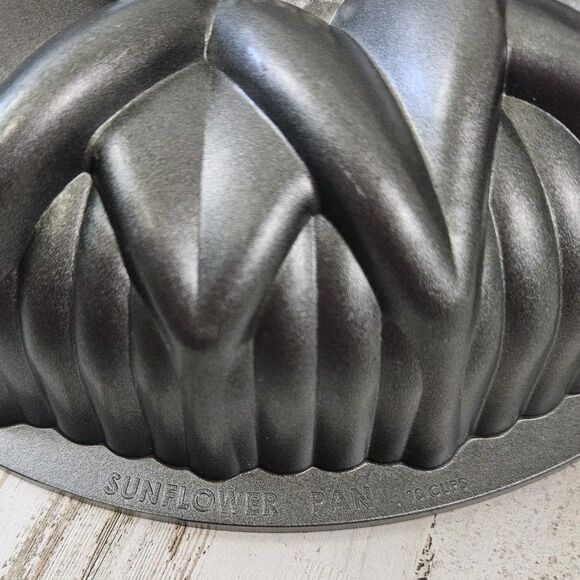 Nordic Ware Sunflower Cake 10 Cups Made in USA Cast Aluminum Baking Pan - Picture 5 of 5